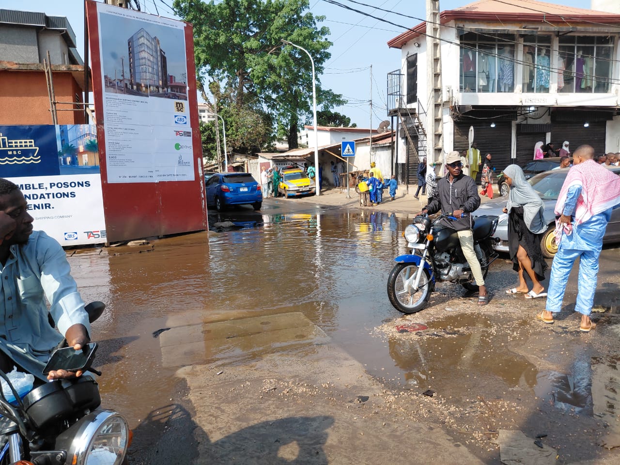 L’œil de Guinéenews : cet égout qui ‘’vomit’’ sans arrêt sur la route à Coléah a bel et bien une histoire