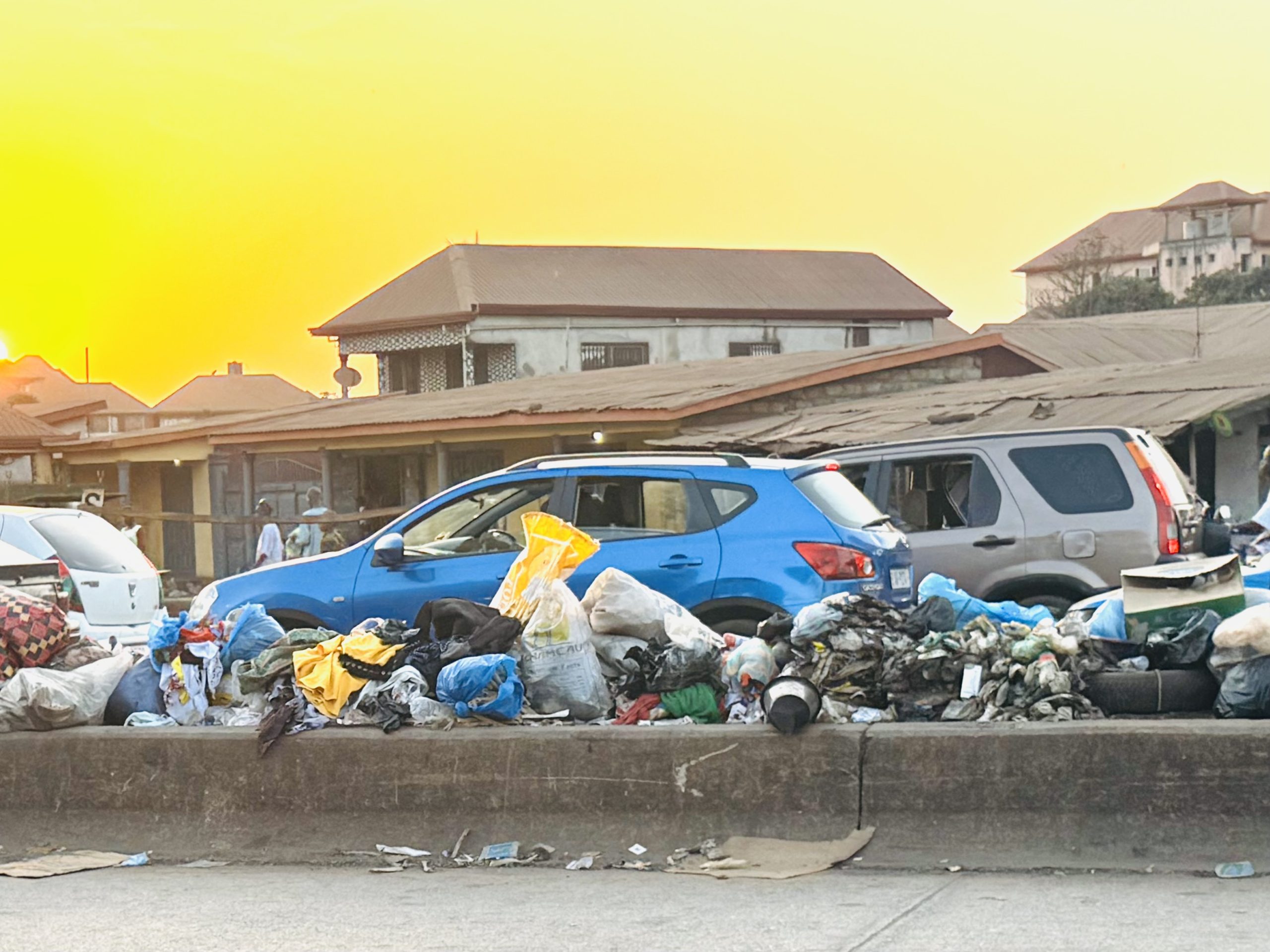 Insalubrité à Conakry : entre rails et artères, la ville submergée par les ordures