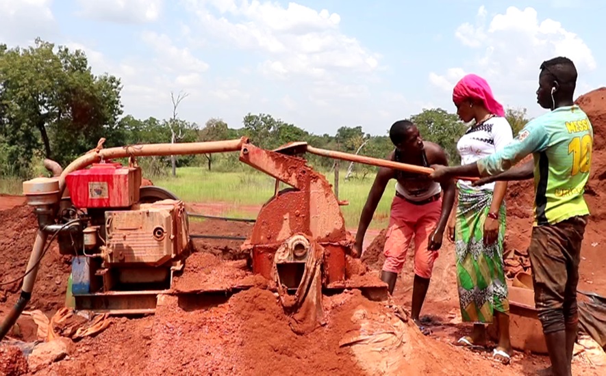 Mines : le gouvernement bannit les engins lourds des sites d’orpaillage