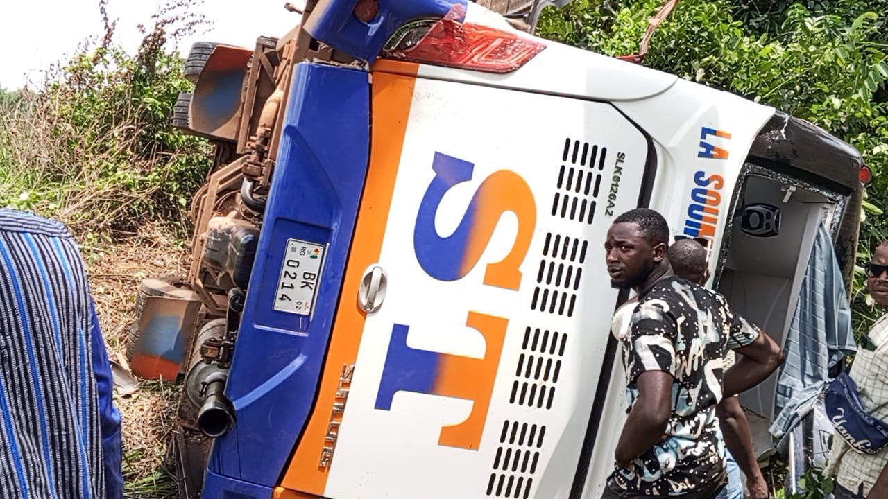 N’Zérékoré : un bus de la société ST finit dans un ravin, un mort et des blessés graves