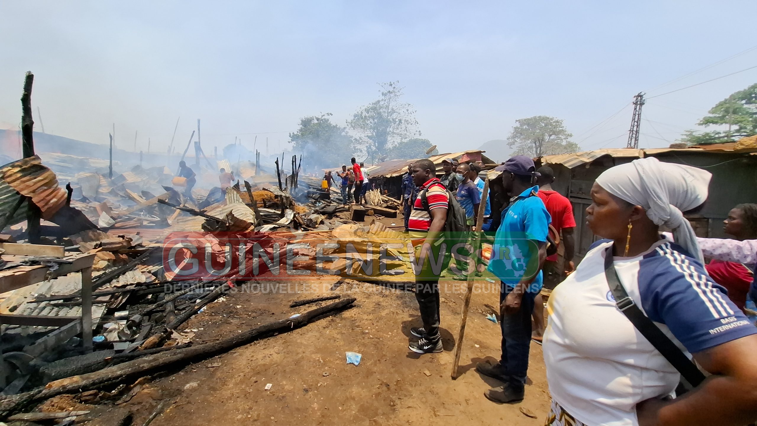 Kindia : un violent incendie ravage un dépôt de bois au quartier Caravansérail