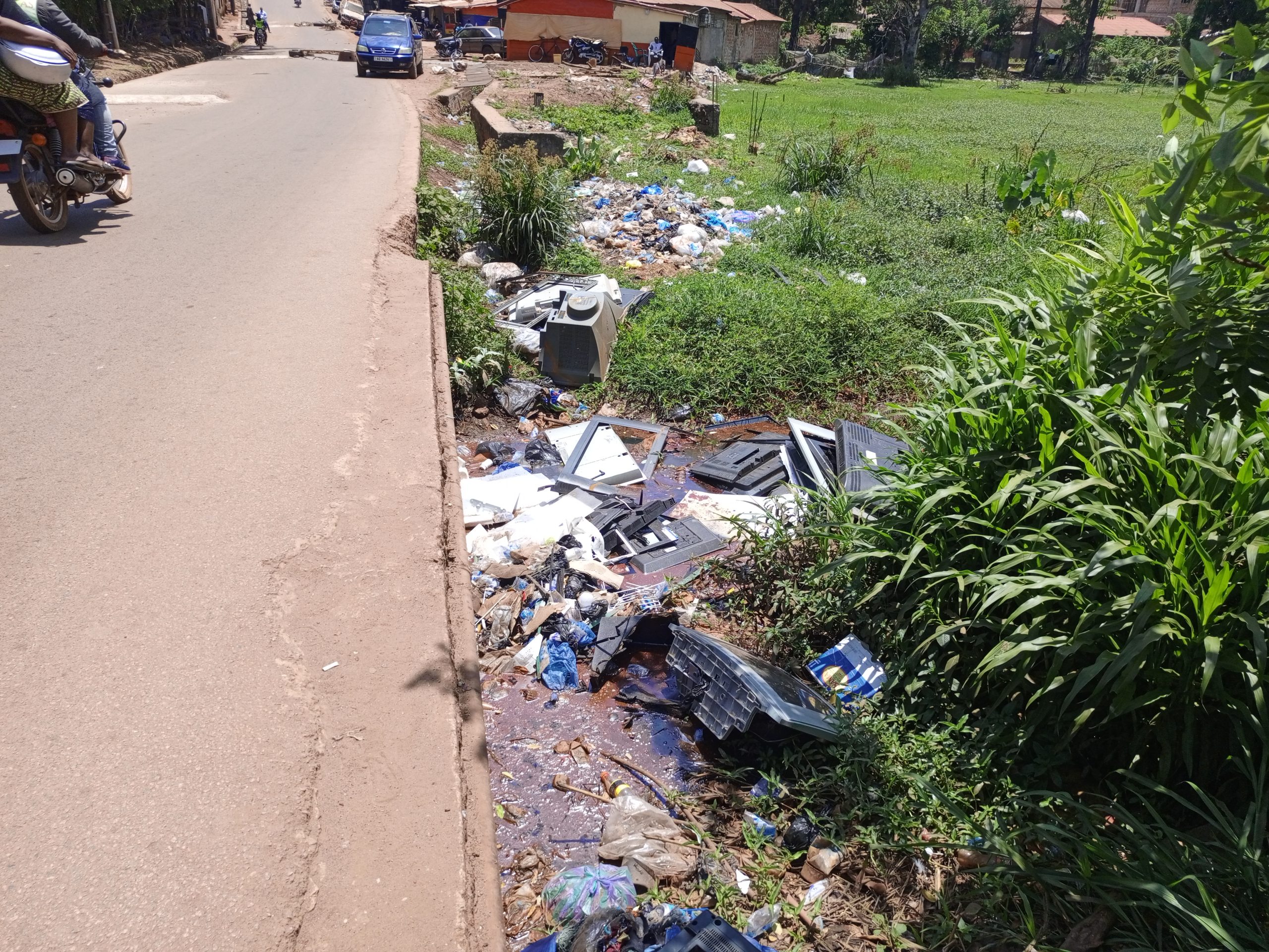 Pollution à Mamou : le cours d’eau de Kimbely transformé en dépotoir à ciel ouvert