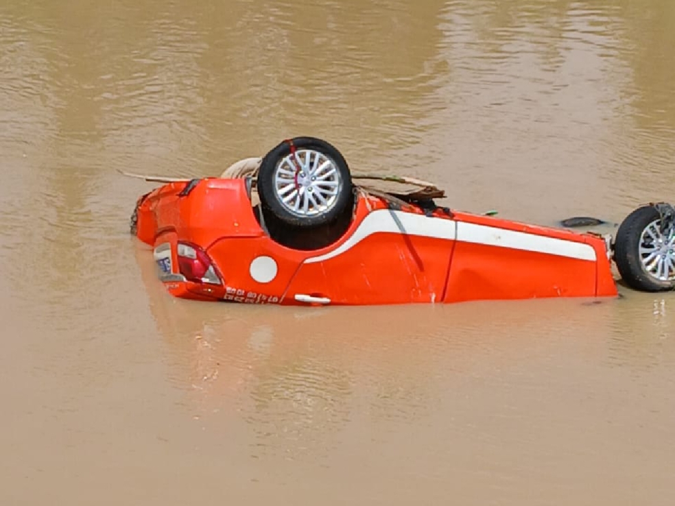 Abidjan : un conducteur guinéen de taxi compteur emporté par les inondations