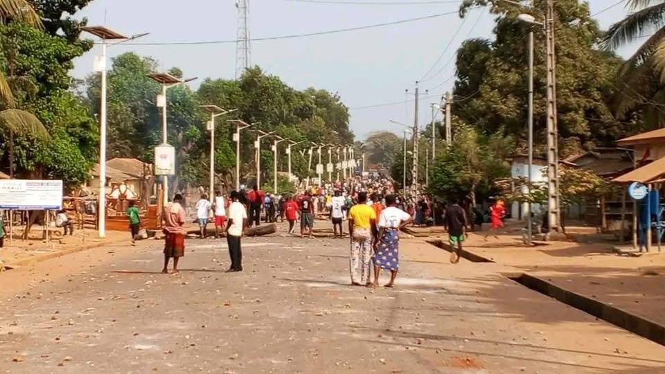 Émeutes à Boffa : deuxième jour de colère des jeunes contre les délestages