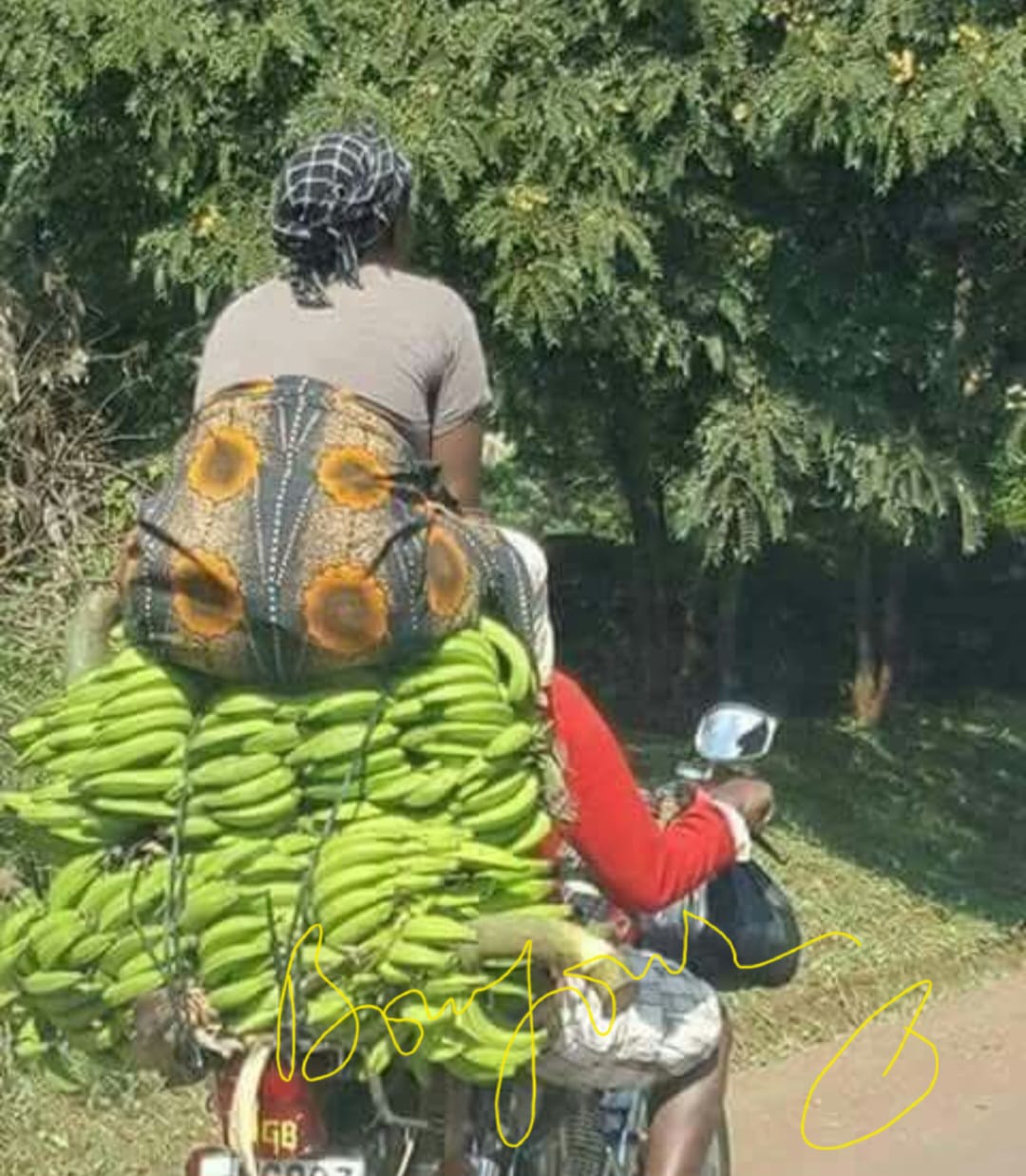 L’œil de Guinéenews : une autre façon, bien singulière, de se déplacer à moto !