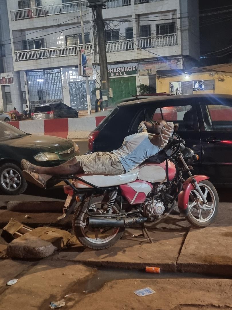 L’œil de Guinéenews : paresse, épuisement ou SDF qui squatte et s’endort au premier endroit trouvé ?