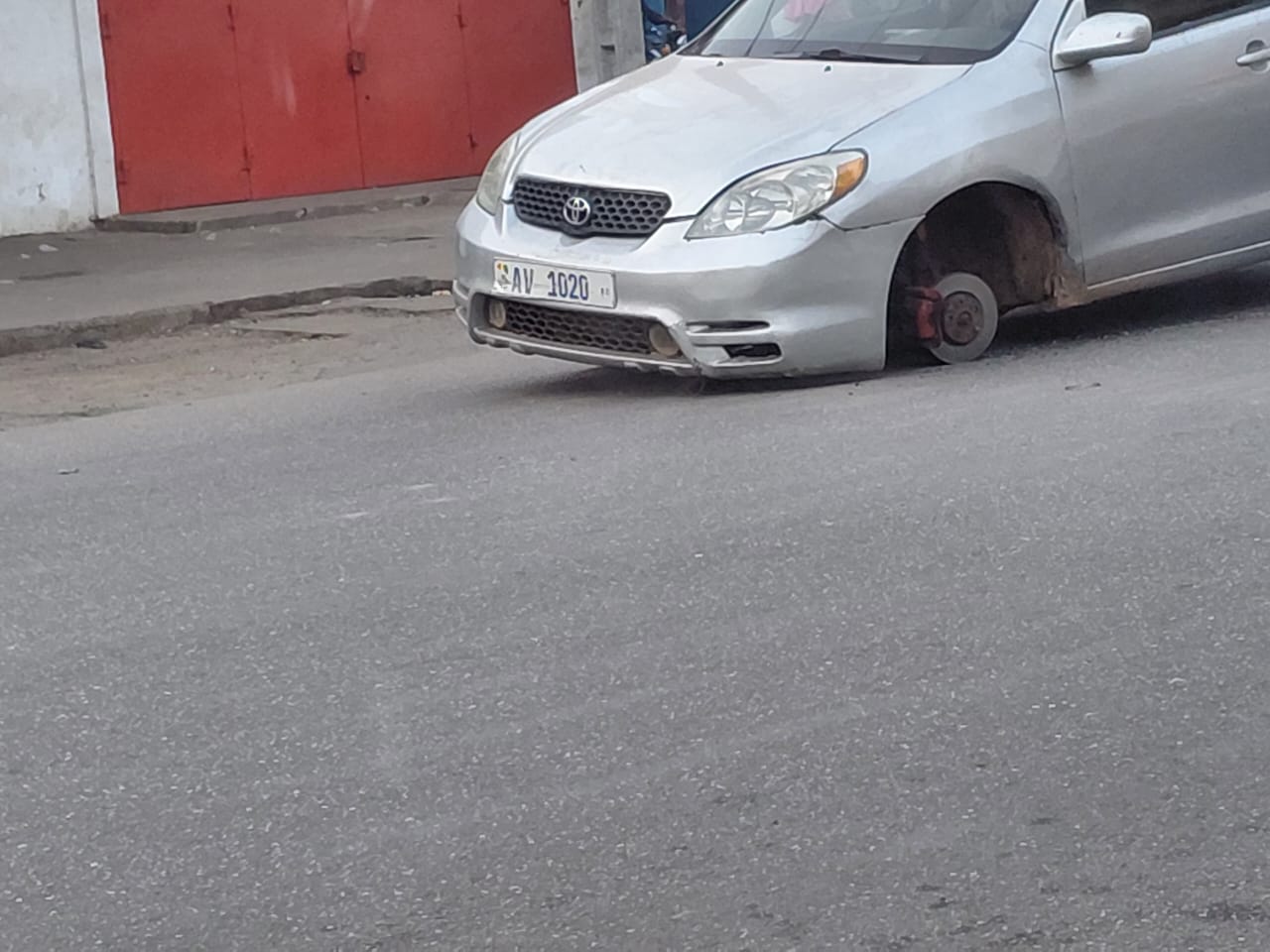 L’œil de Guinéenews : quand une voiture perd sa roue en pleine circulation !