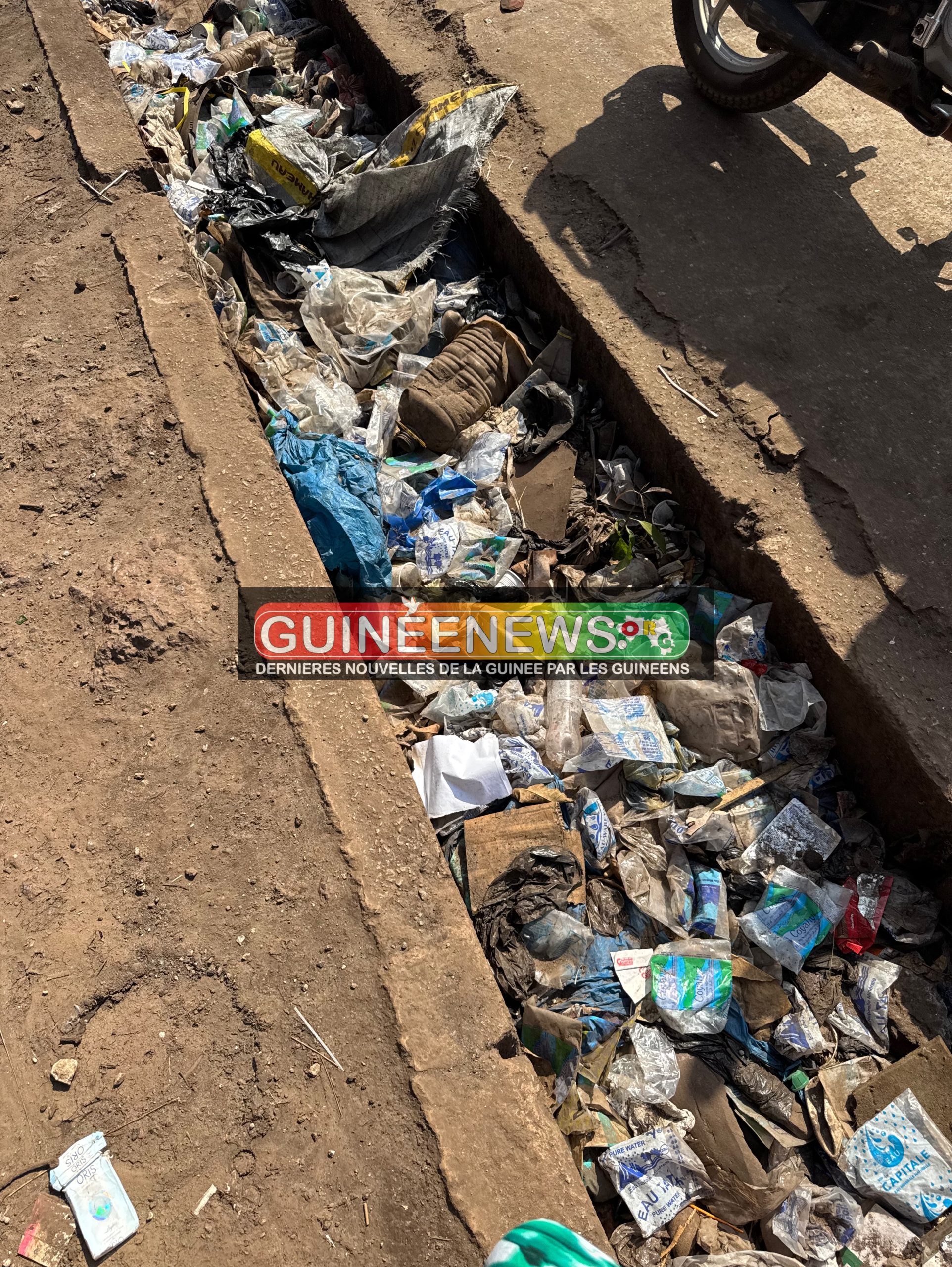 Insalubrité urbaine à Conakry : des caniveaux déjà saturés, le pire redouté avant les pluies