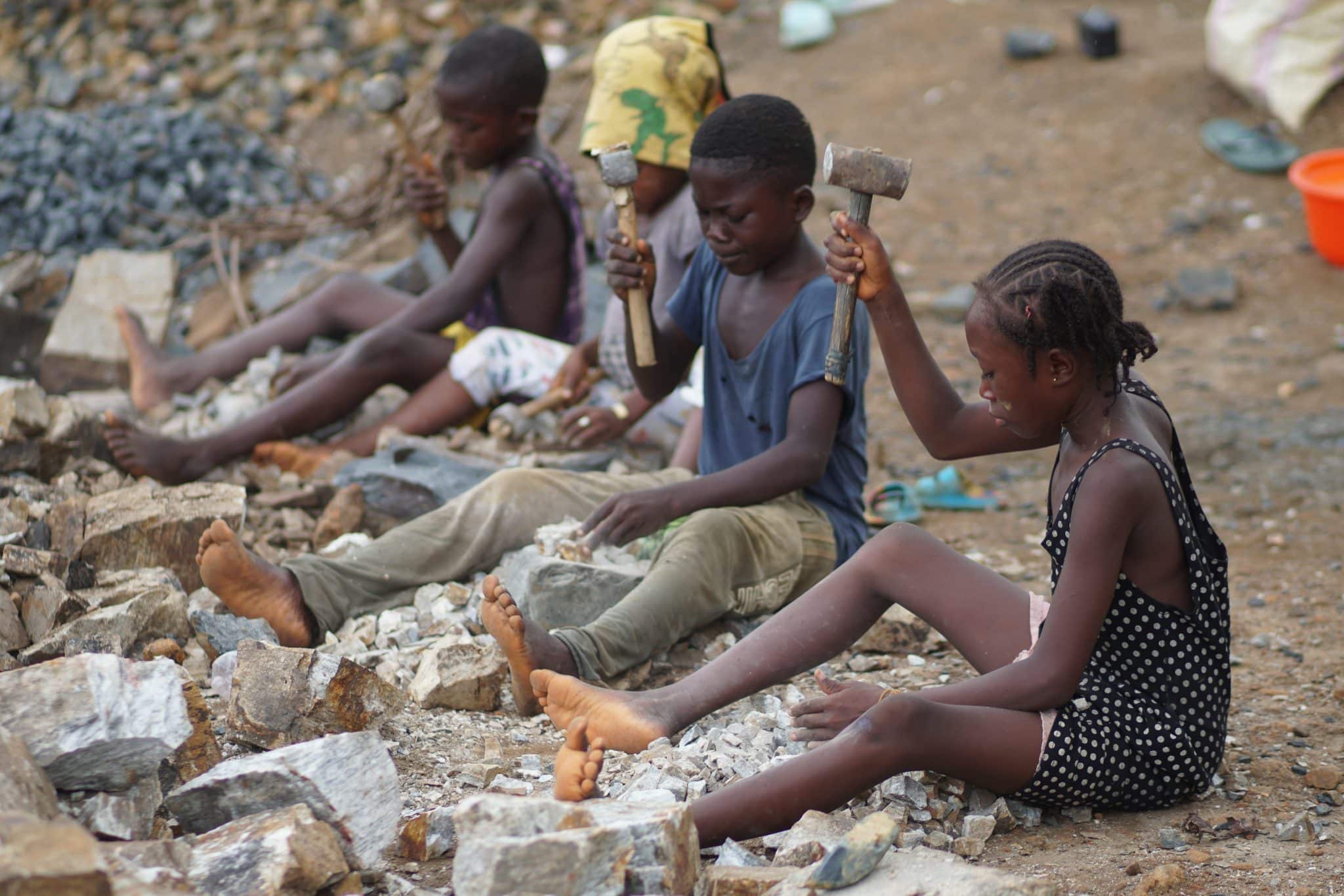 Lutte contre le travail des enfants : les sites miniers, garages et chantiers dans la ligne de mire de la Justice