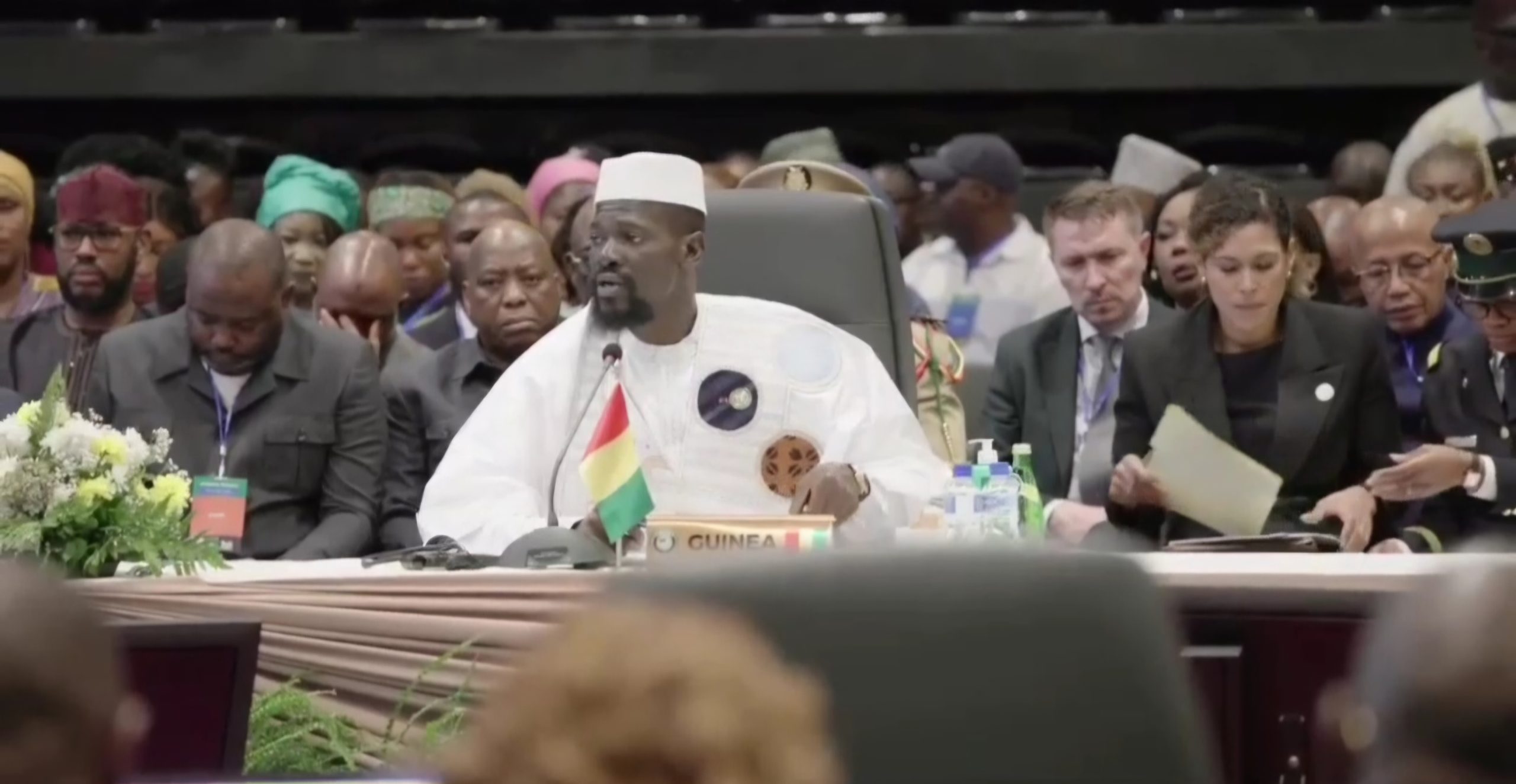 A Freetown, Mamadi Doumbouya tranche : « Les sanctions [de la Cedeao] ne sont pas la solution»