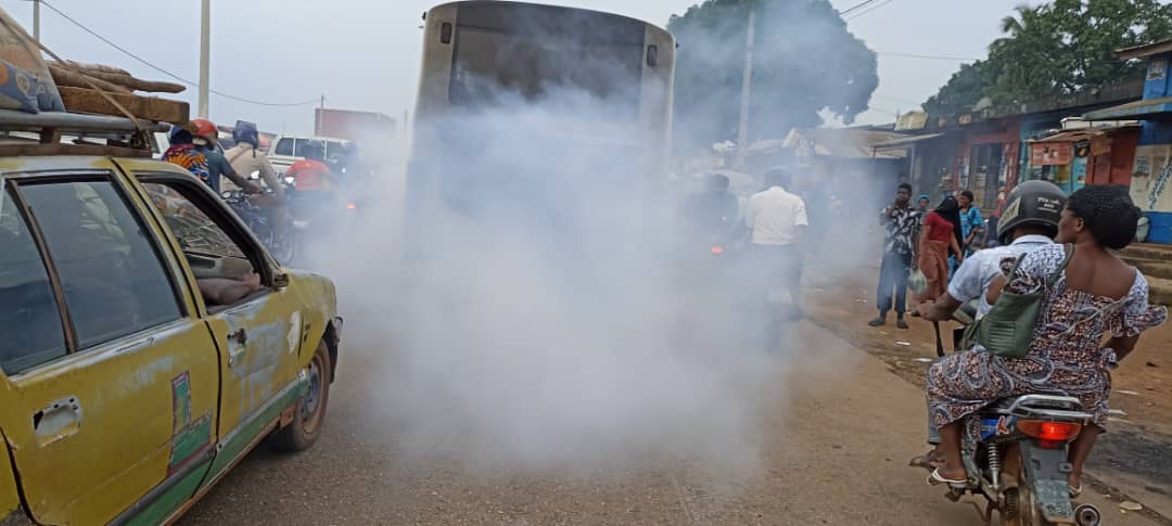 L’œil de Guinéenews : Le fléau des vieux véhicules polluants en circulation